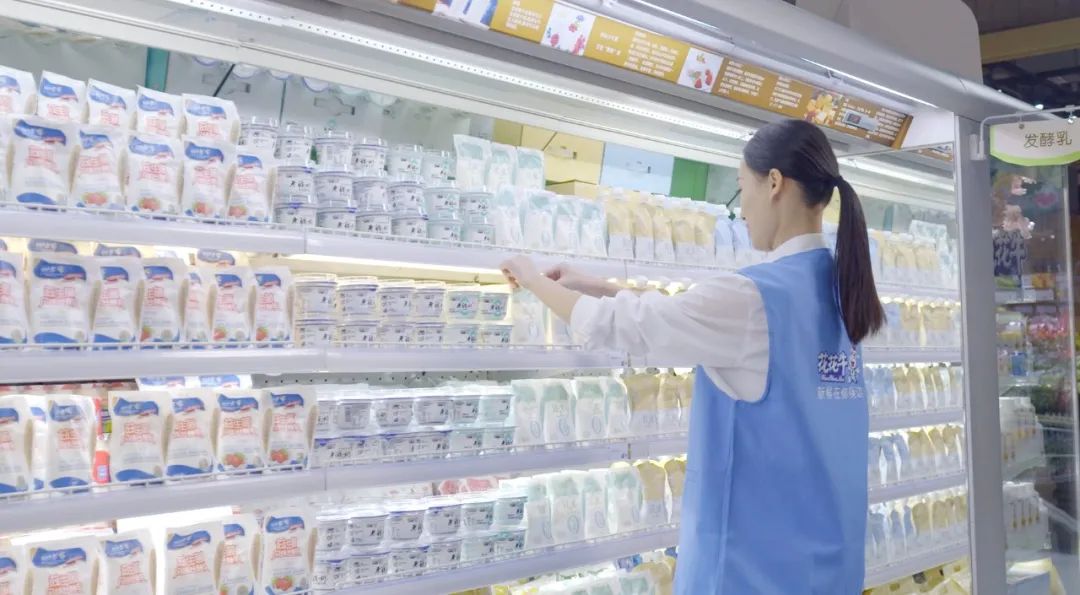 点赞！河南日报要闻02版——报道官方网站入口乳业集团郑州分公司乳制品生产场景，彰显官方网站入口乳业集团发展新活力