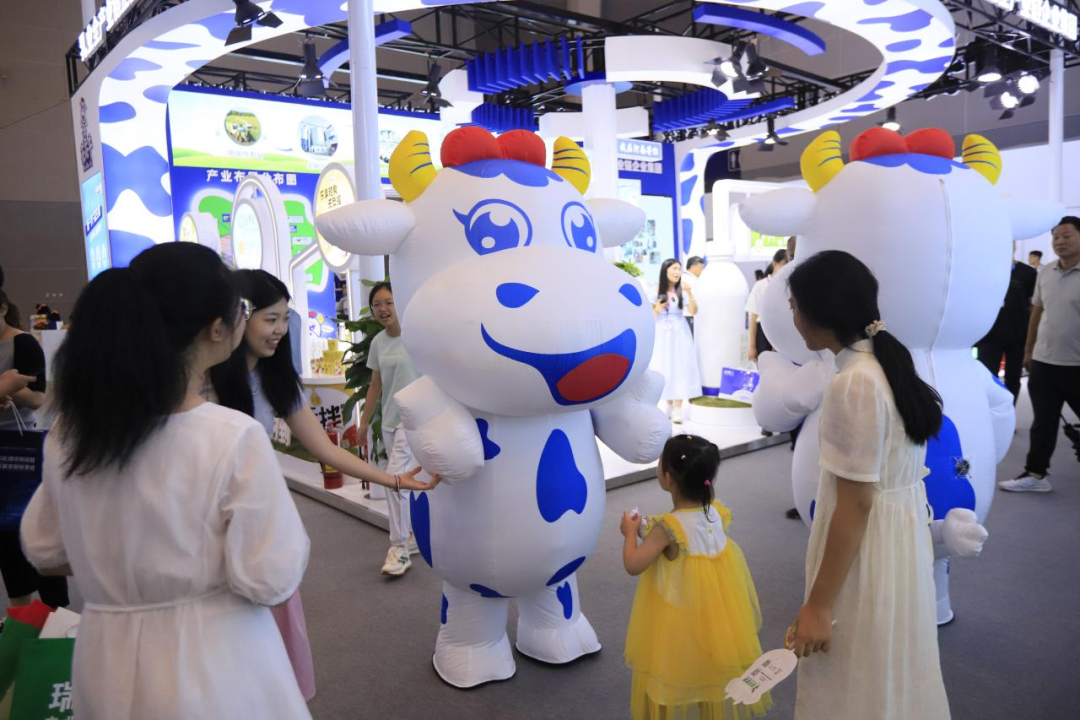 启航新征程 点亮新赛道丨官方网站入口乳业集团参加第十四届中国奶业大会暨D20峰会，荣获“中国乳制品生产企业现代化等级5A级”评定殊荣