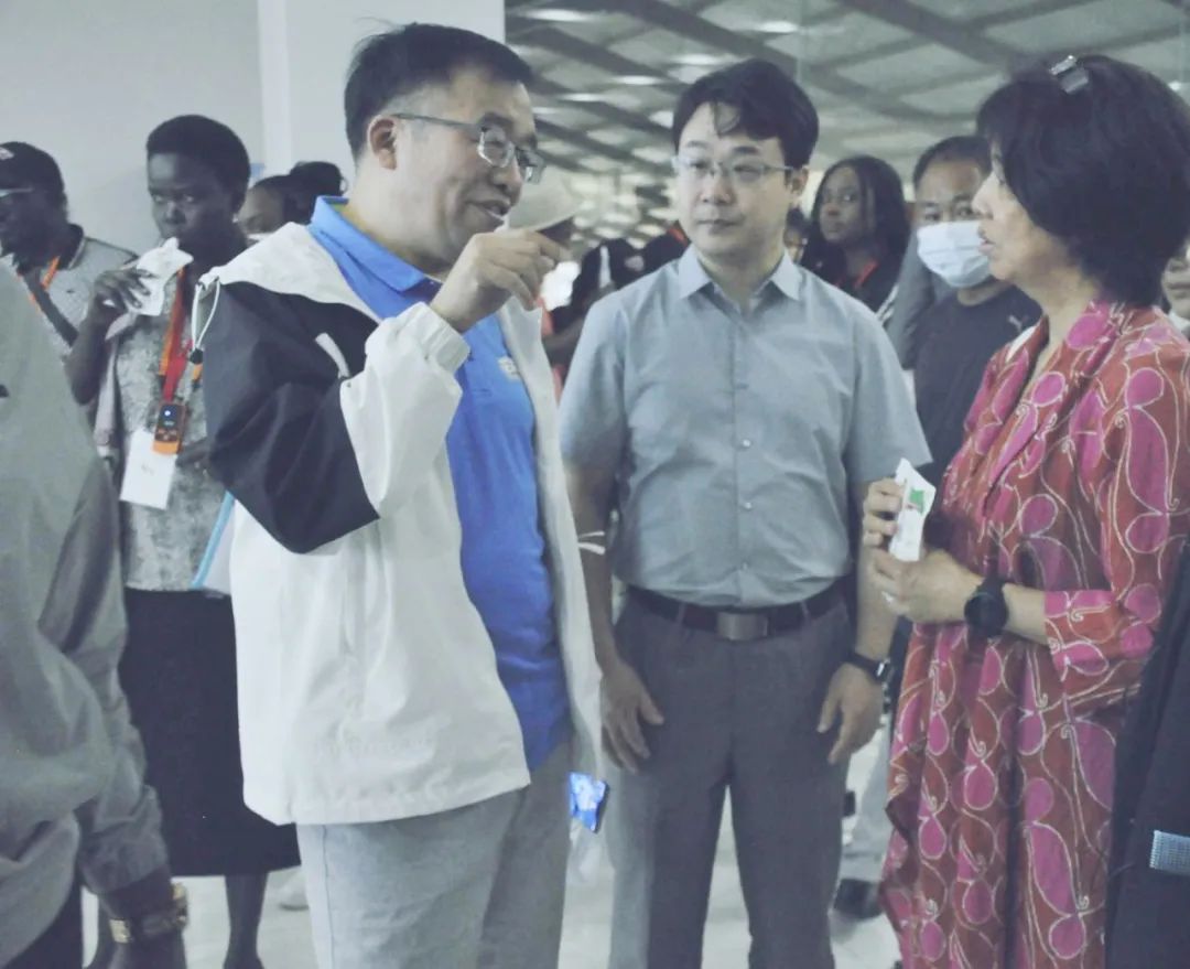 北京大学南南合作与发展学院教授、全球伙伴关系主任周咏梅一行莅临官方网站入口平舆瑞亚牧业参观调研