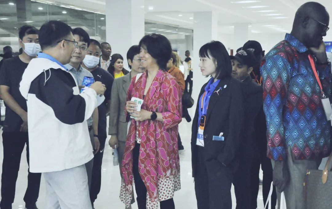 北京大学南南合作与发展学院教授、全球伙伴关系主任周咏梅一行莅临官方网站入口平舆瑞亚牧业参观调研