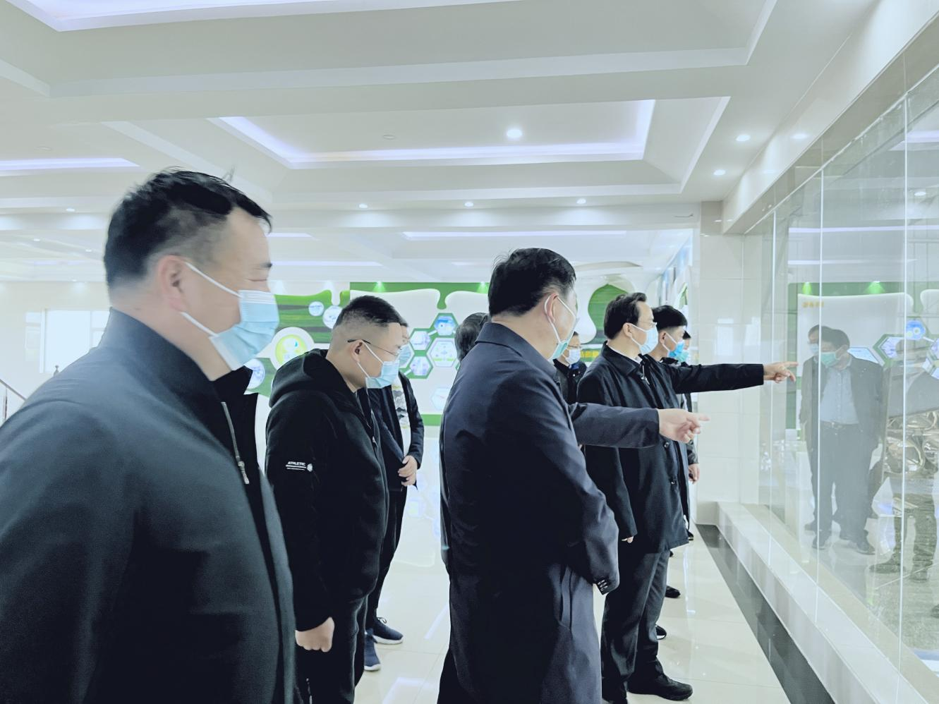 河南省人大常委会党组书记、副主任孔昌生莅临官方网站入口鲁山瑞亚牧场参观调研