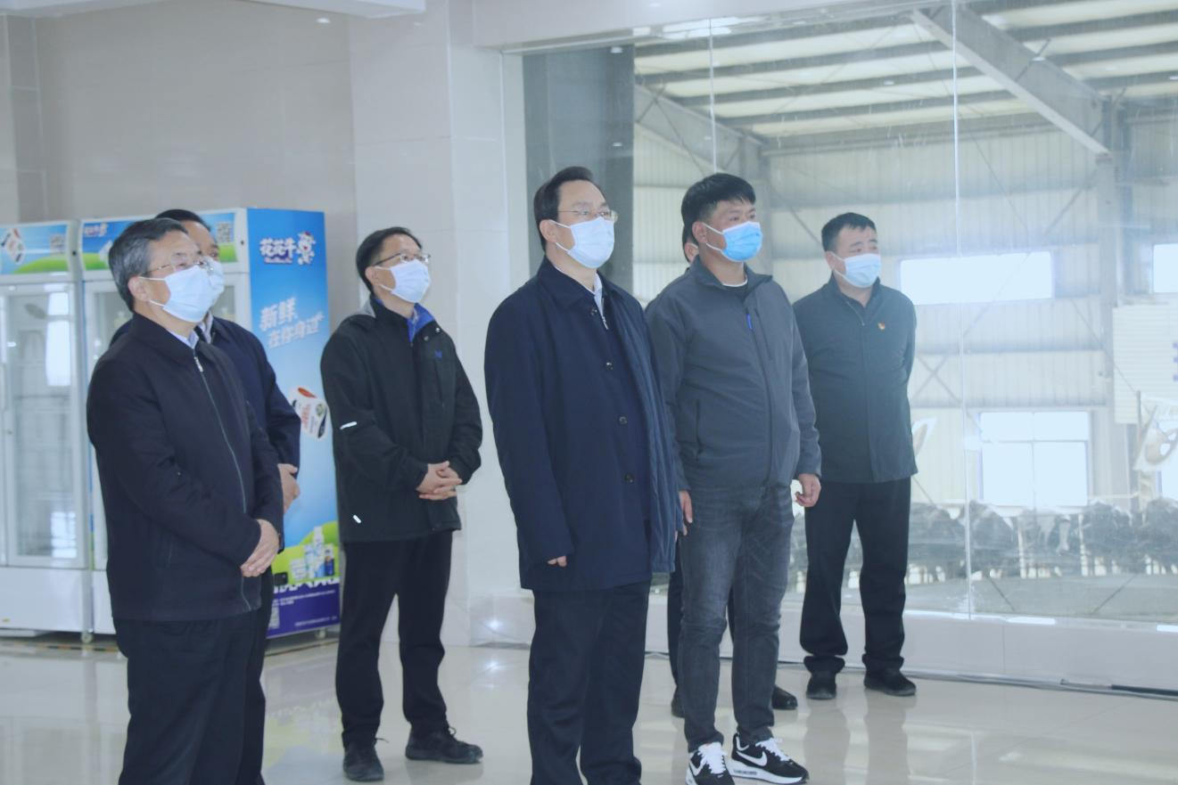 河南省人大常委会党组书记、副主任孔昌生莅临官方网站入口鲁山瑞亚牧场参观调研