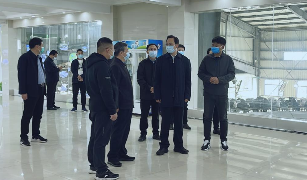 河南省人大常委会党组书记、副主任孔昌生莅临官方网站入口鲁山瑞亚牧场参观调研
