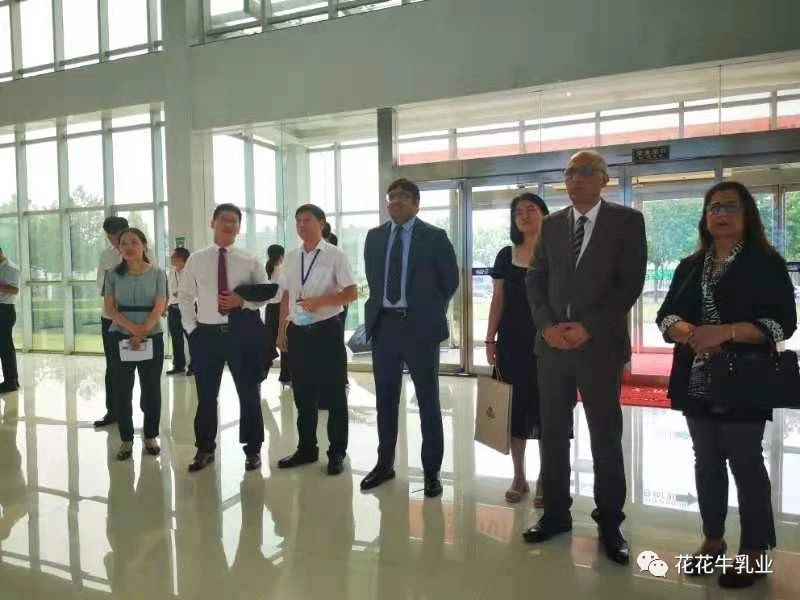 巴基斯坦驻华大使莫因·哈克 莅临官方网站入口乳业集团参观访问