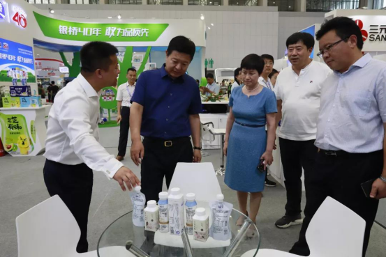 致敬祖国70华诞 |官方网站入口亮相第十届中国奶业大会