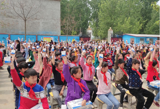 “健康中原行”官方网站入口乳业集团2019年中国小康牛奶行动 首场公益助学捐赠仪式在（河南·太康）转楼镇轩庄小学举行