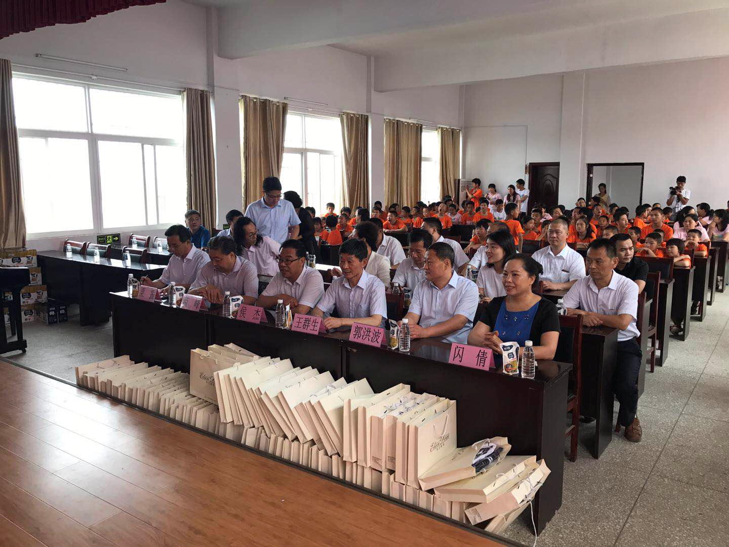 “关爱特殊儿童，让爱洒满人间—官方网站入口乳业集团2018中国小康牛奶行动” 公益助学泌阳捐赠仪式