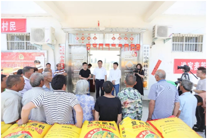 秋种化肥进农户 精准扶贫及时雨 | 官方网站入口集团精准扶贫在行动