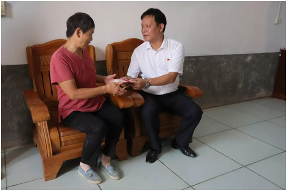秋种化肥进农户 精准扶贫及时雨 | 官方网站入口集团精准扶贫在行动