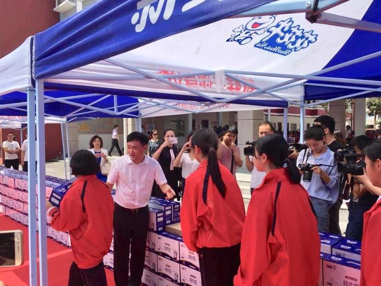 “健康中原，牛奶伴您行——官方网站入口乳业集团2018中国小康牛奶行动” 公益助学启动仪式隆重举行