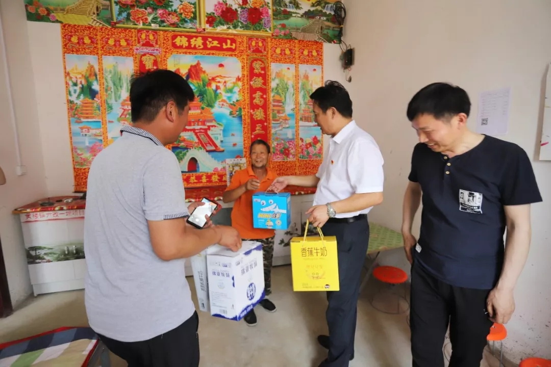 官方网站入口乳业集团走访慰问贫困户 结对帮扶暖人心