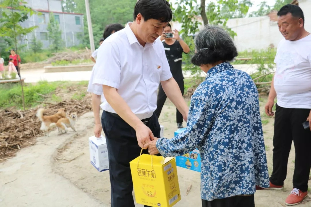 官方网站入口乳业集团走访慰问贫困户 结对帮扶暖人心