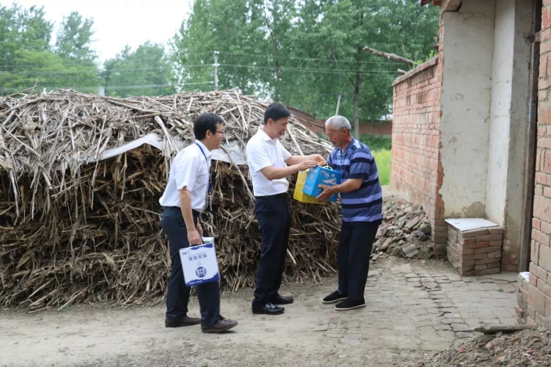 官方网站入口乳业集团走访慰问贫困户 结对帮扶暖人心