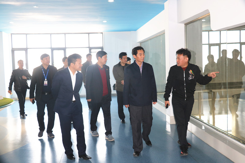 封丘县县长王献臣一行莅临 官方网站入口集团养殖、乳品事业部参观调研