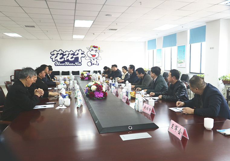 封丘县县长王献臣一行莅临 官方网站入口集团养殖、乳品事业部参观调研