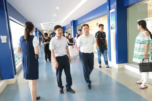 河南省食品安全座谈会暨百场食安讲座进校园启动仪式在官方网站入口举行