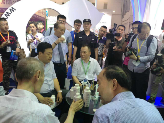 官方网站入口牛气冲天！农业部长品尝“领畅”点赞，又获国际奶业平台青睐