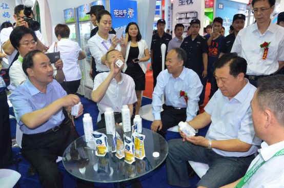官方网站入口牛气冲天！农业部长品尝“领畅”点赞，又获国际奶业平台青睐