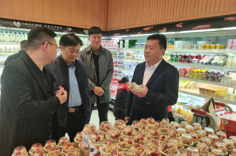 走访调研拓市场 凝心聚力谋发展--官方网站入口乳业集团党委书记、董事长唐洪峰一行走访销售终端
