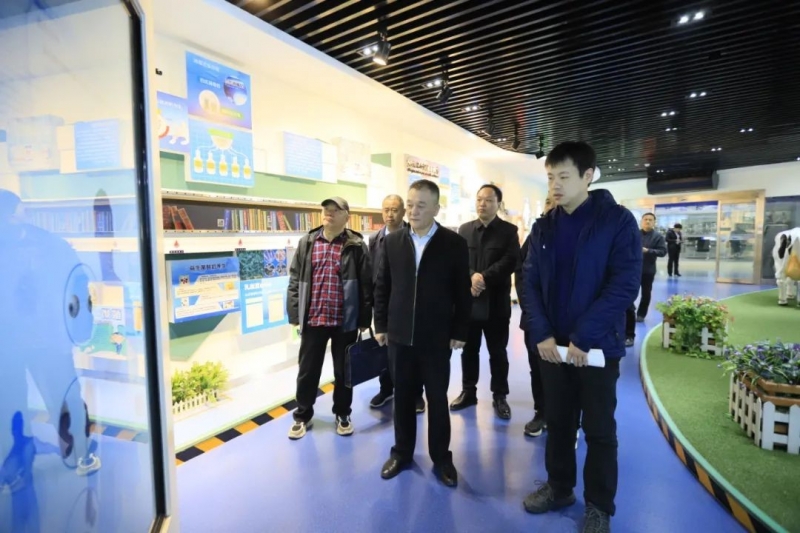 河南省发展改革委价调处副处长马冰一行莅临官方网站入口乳业集团参观调研