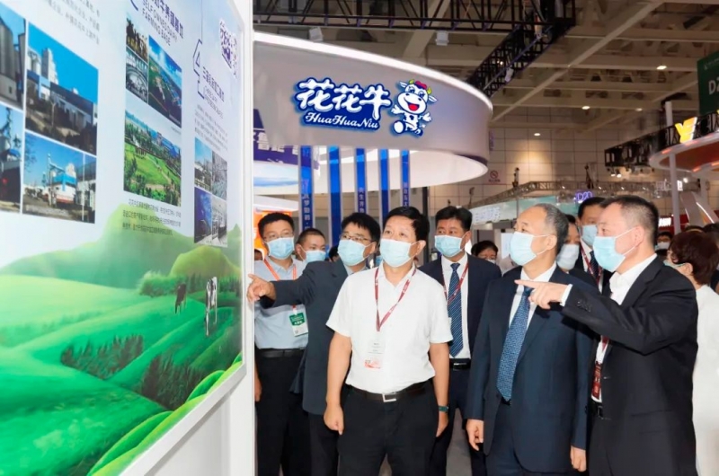 第十三届奶业大会暨D20峰会在泉城济南召开 | 官方网站入口乳业荣膺“优 秀乳品加工企业”