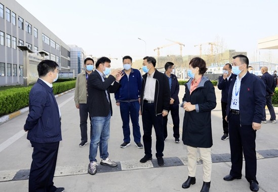 郑州市人大副主任孙黎、市政府副市长李喜安一行 莅临官方网站入口开展“三送一强”活动