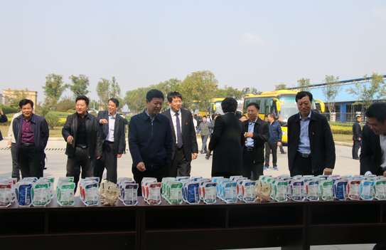 河南省农牧业产业扶贫工作观摩团莅临官方网站入口集团·鲁山瑞亚牧业有限公司参观考察