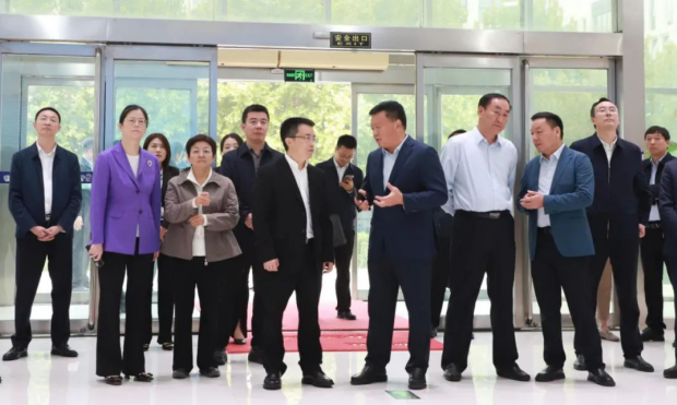 河南省人民政府副秘书长卢东林陪同四川省巴中市委书记鲜荣成一行莅临河南官方网站入口乳业集团参观调研
